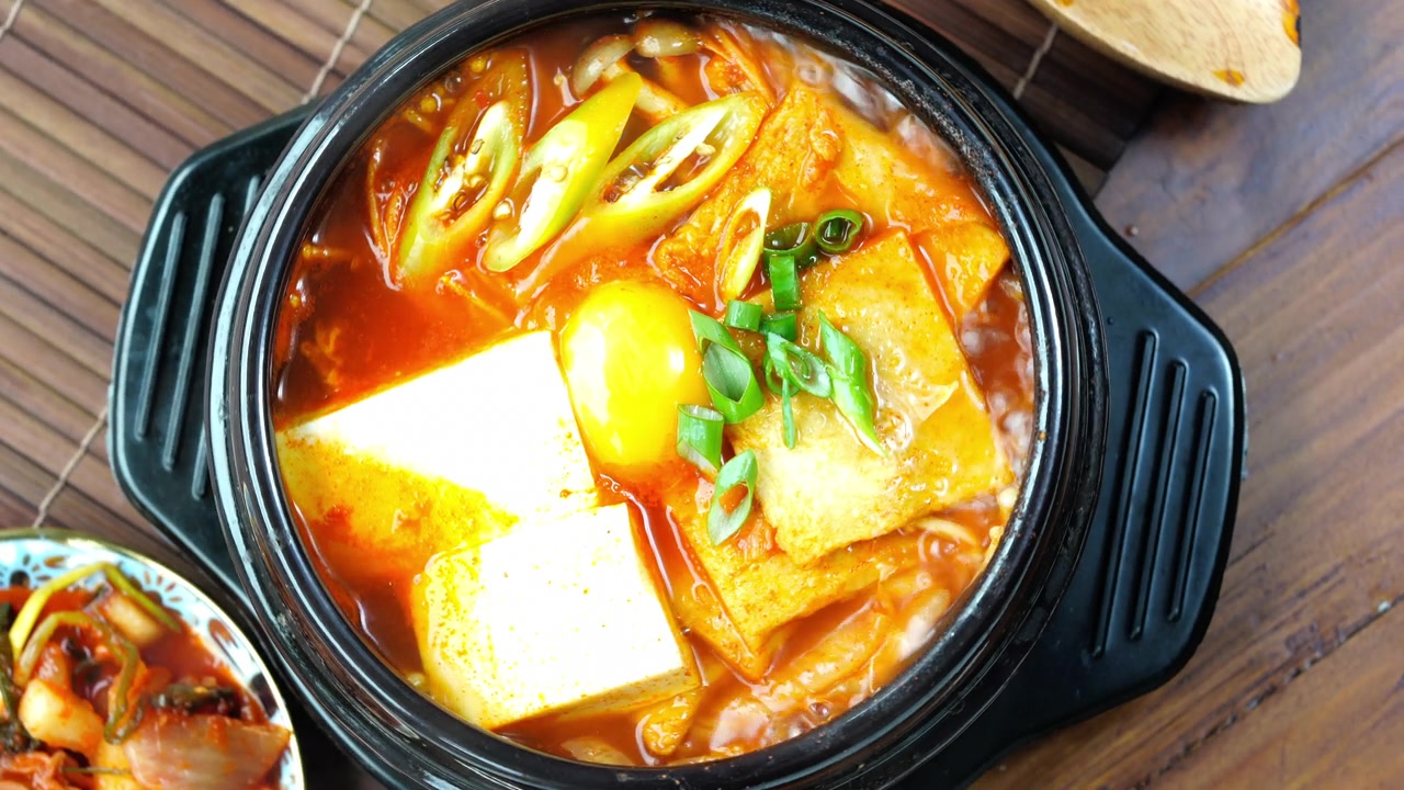 详情图-热铁锅泡菜汤，韩国传统泡菜汤豆腐蘑菇火锅。4k分辨率