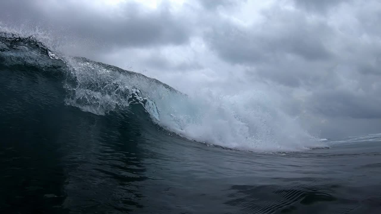 波了。海浪拍打着海面
