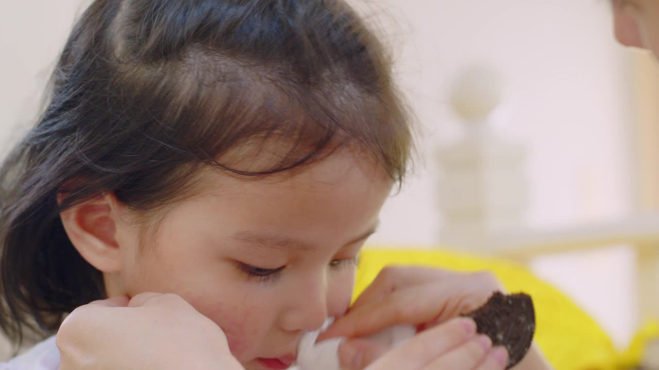 皮疹通常出现在蹒跚学步的女孩身上。过敏，孩子脸颊红肿