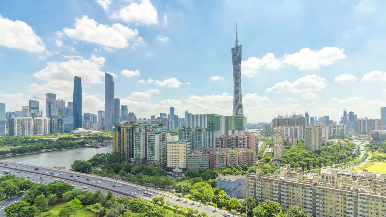 天梯HA WS广州金融区天际线与移动的云在白天的时间。中国广东省广州市