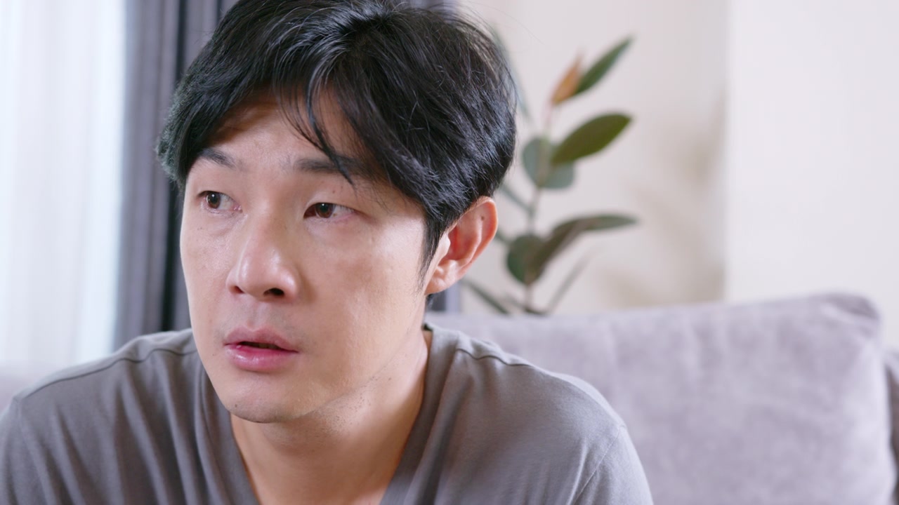 详情图-成年男子坐在沙发上，一边喝着维生素和补品。健康的医学