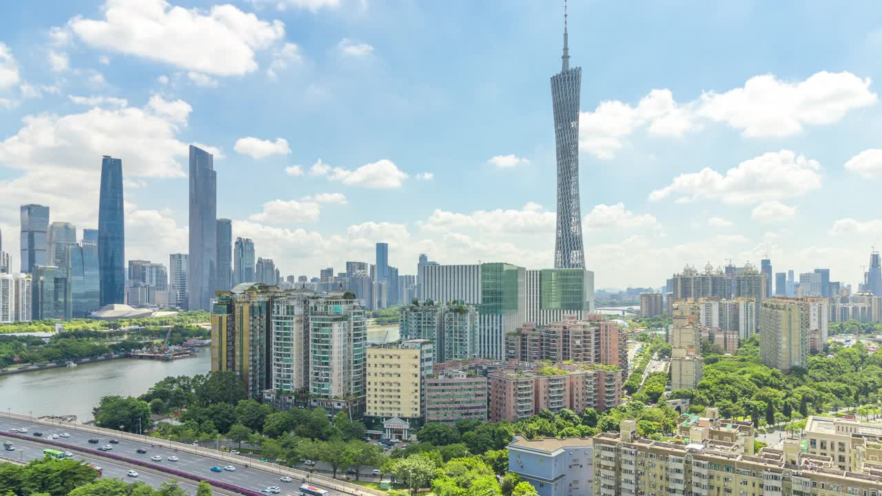 T/L HA WS ZO广州金融区天际线与移动的云在白天的时间。中国广东省广州市
