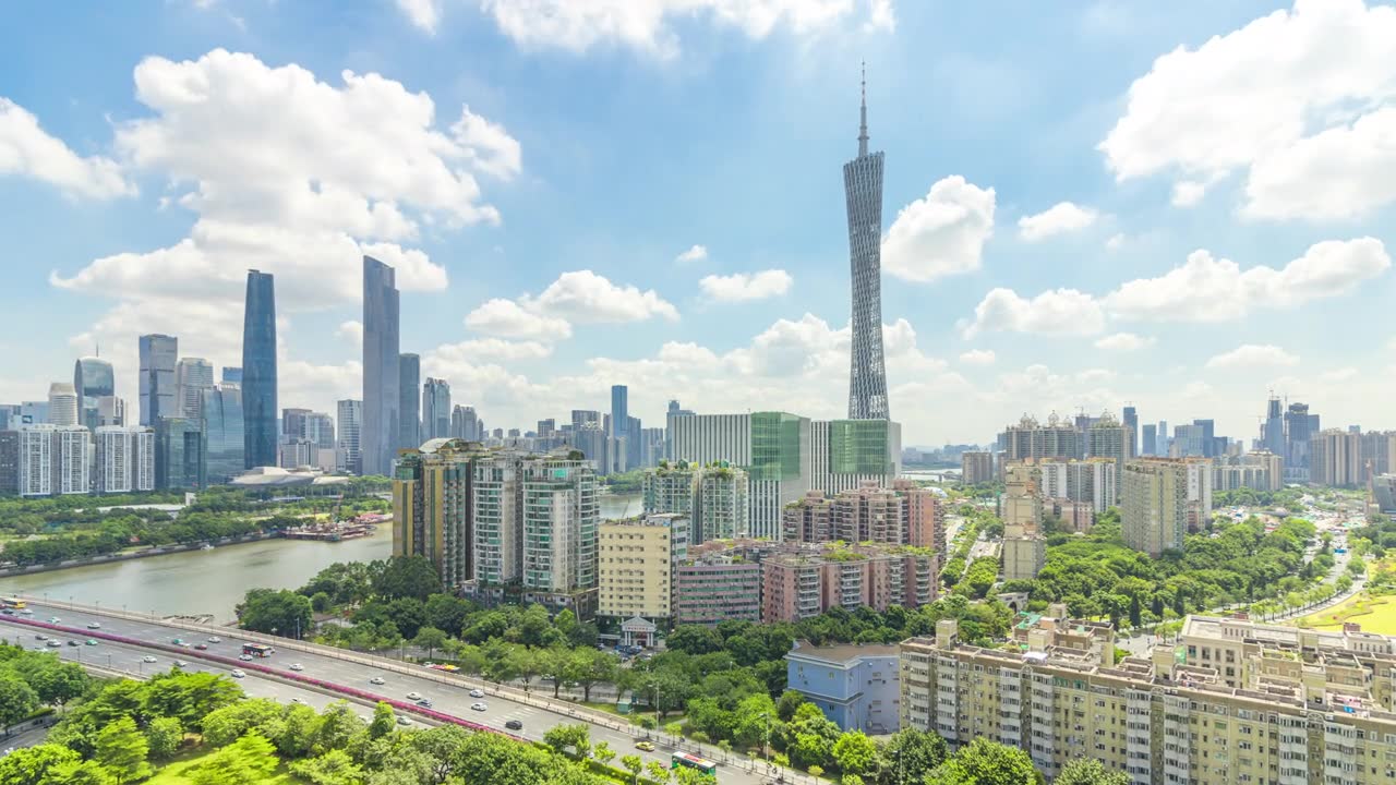 详情图-广州金融区天际线与移动的云在白天。中国广东省广州市
