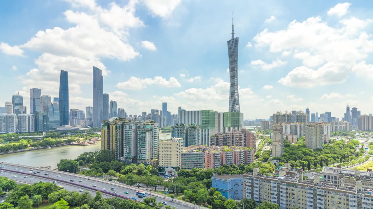详情图-广州金融区天际线与移动的云在白天。中国广东省广州市