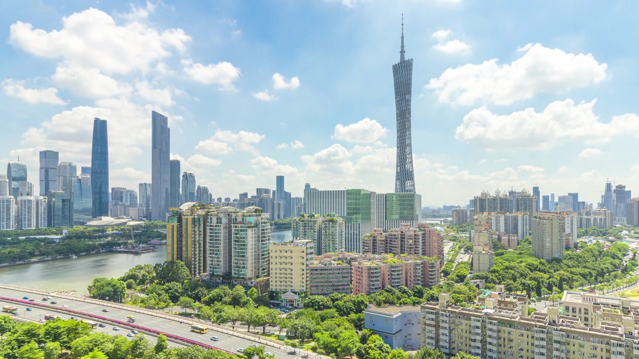 详情图-广州金融区天际线与移动的云在白天。中国广东省广州市