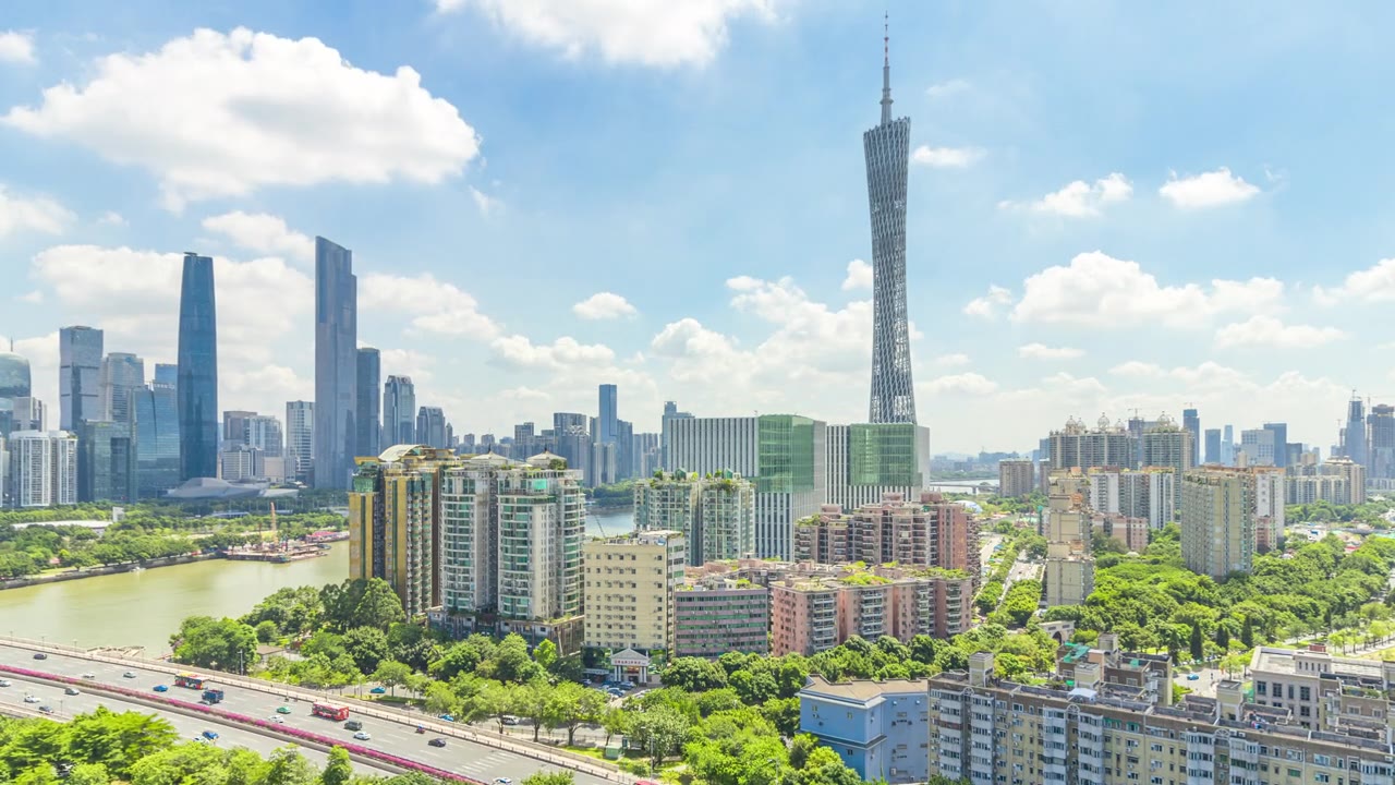 详情图-广州金融区天际线与移动的云在白天。中国广东省广州市
