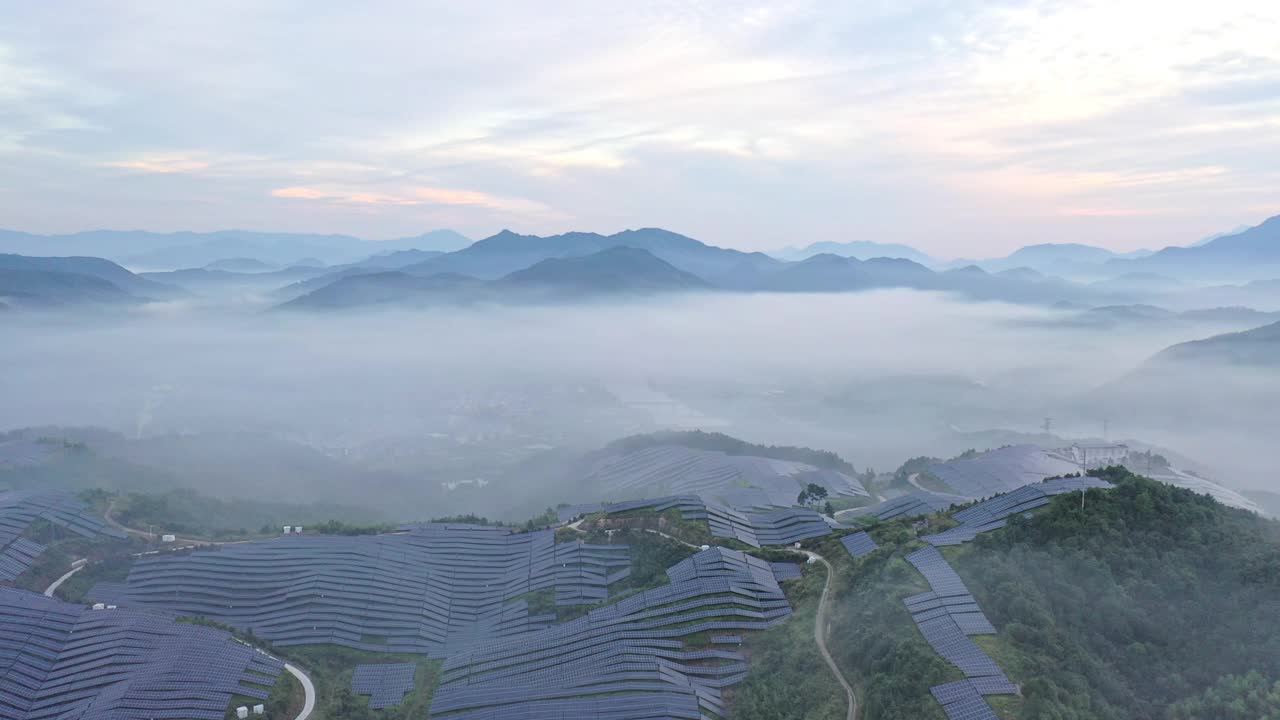 无人机拍摄的云海和山顶壮丽的太阳能发电厂