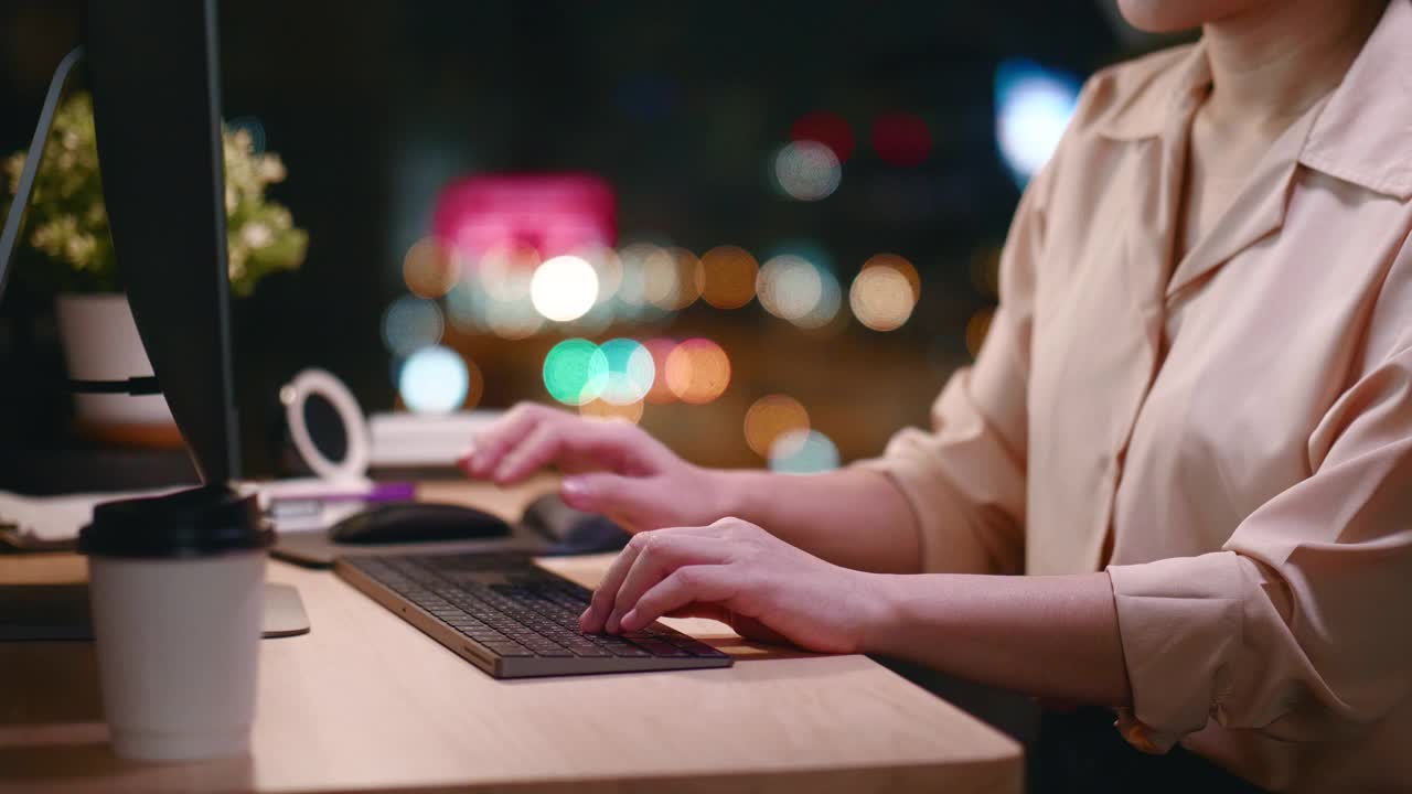 工作到深夜，自由职业者
