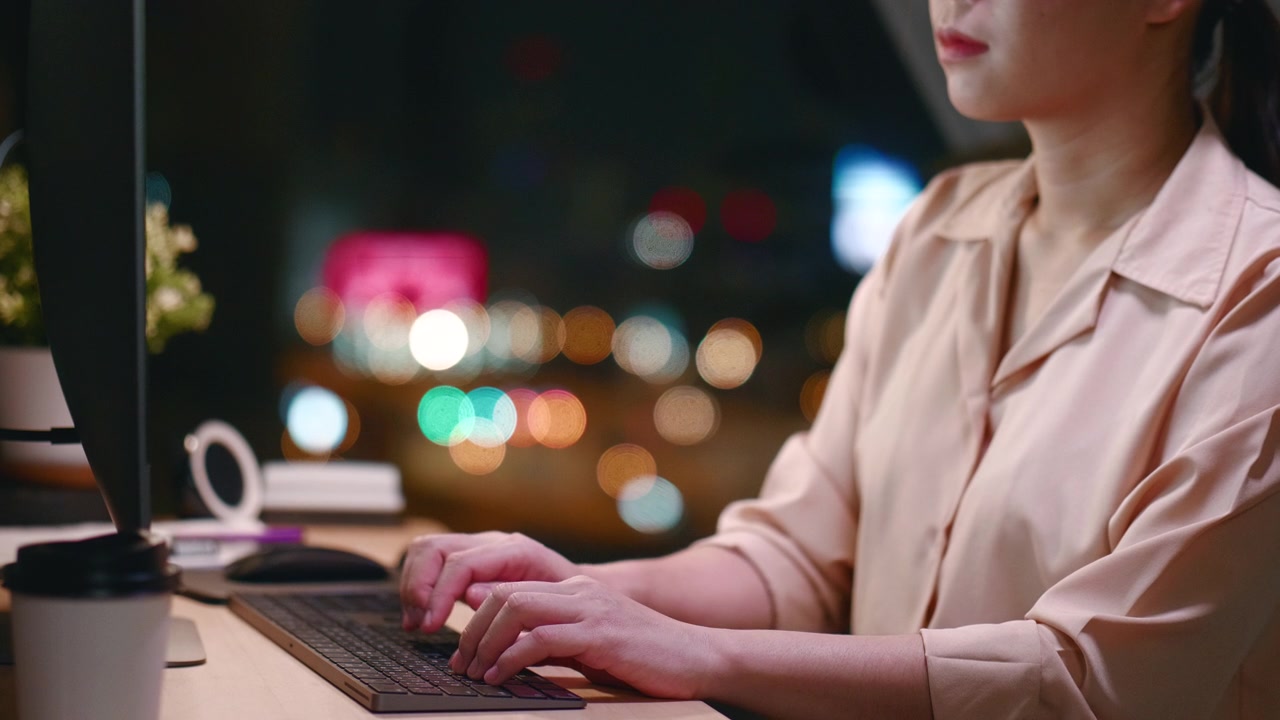 詳情圖-工作到深夜，自由職業(yè)者