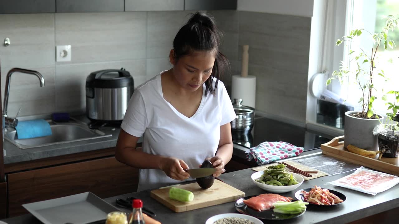 详情图-在开始制作寿司之前，这位敬业的女士准备并切割所有新鲜和生的蔬菜