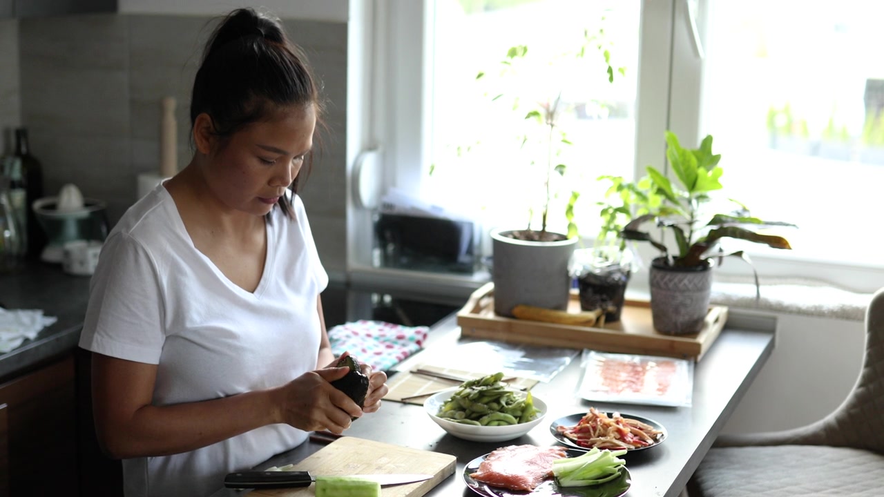 详情图-在开始制作寿司之前，这位敬业的女士准备并切割所有新鲜和生的蔬菜