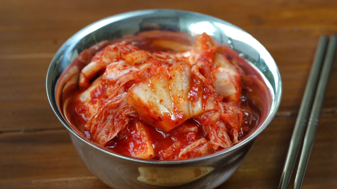 泡菜和调味料辣泡菜韩国传统食品，用白菜和胡椒制成的泡菜沙拉。