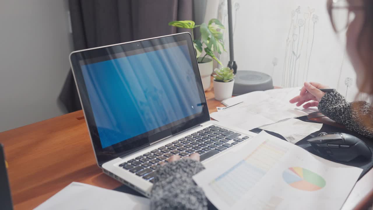 女人用笔记本电脑付水电费，金融科技网上银行概念