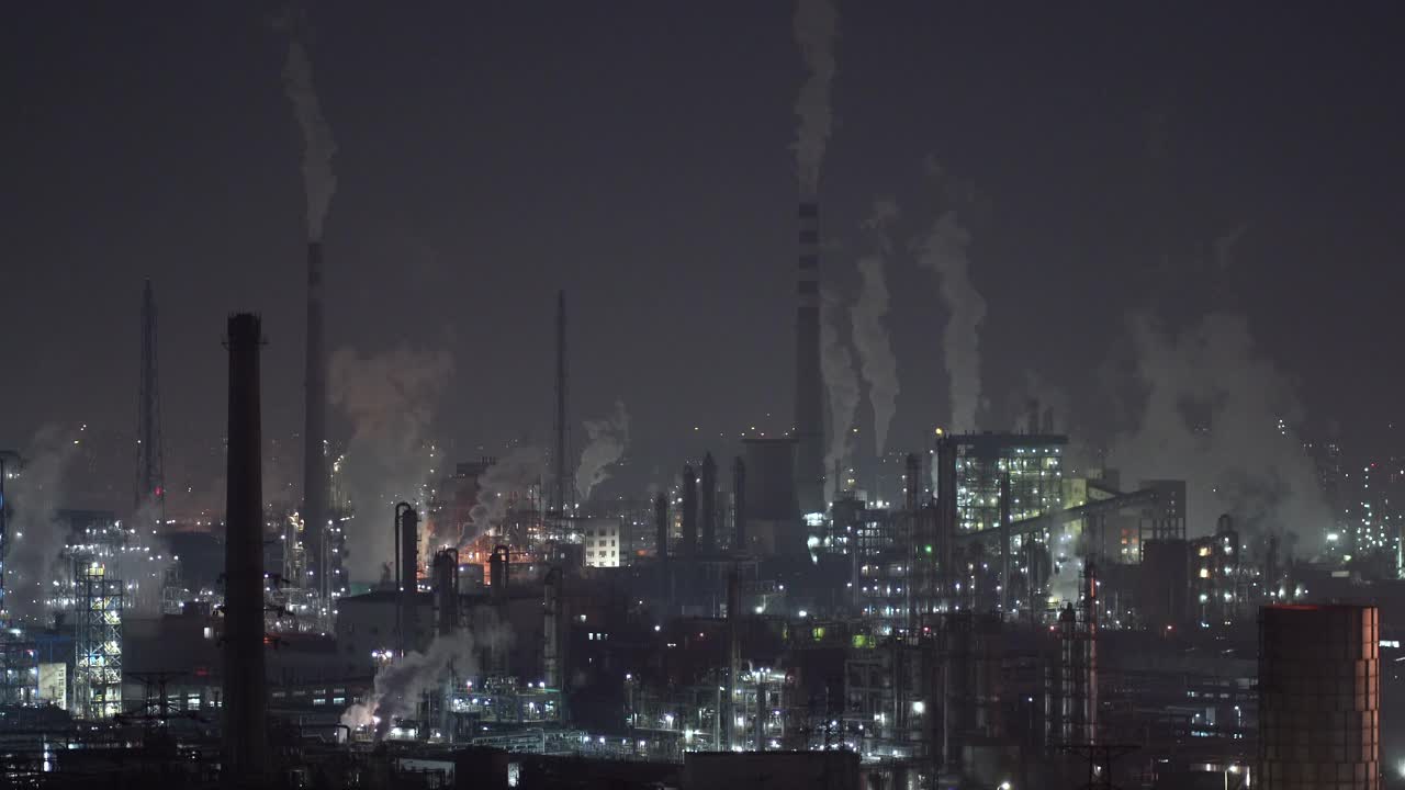 石油化工厂和炼油厂夜间鸟瞰图