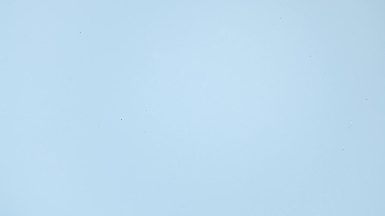 水从相反的方向流动，形成波浪和涟漪