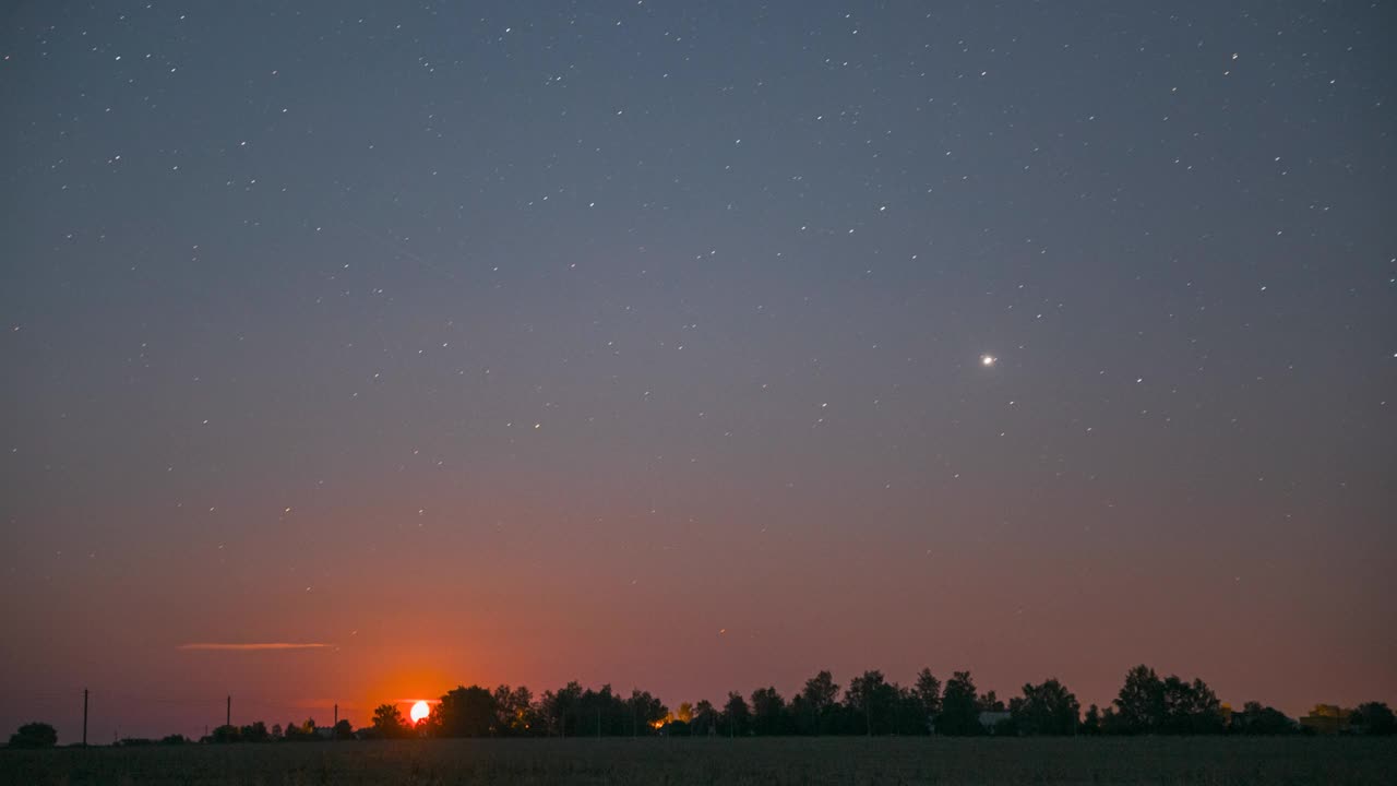 夏日田野上的月升。夜晚乡村夏日星空景观。夜空星空星系自然背景。晚上的时间。视频晚上夜间。发光的星星。星空辉光全高清自然背景。夜晚场景视图