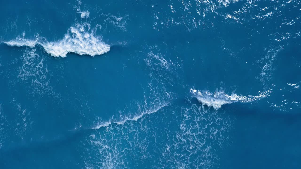 鳥瞰?；蚝Ｑ笈c美麗的波浪圖案和海泡沫。在夏天，無盡的海藍(lán)寶石藍(lán)色或藍(lán)綠色海水的景觀。