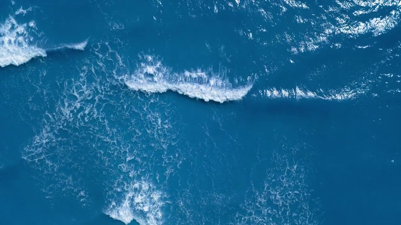 詳情圖-鳥瞰?；蚝Ｑ笈c美麗的波浪圖案和海泡沫。在夏天，無盡的海藍(lán)寶石藍(lán)色或藍(lán)綠色海水的景觀。