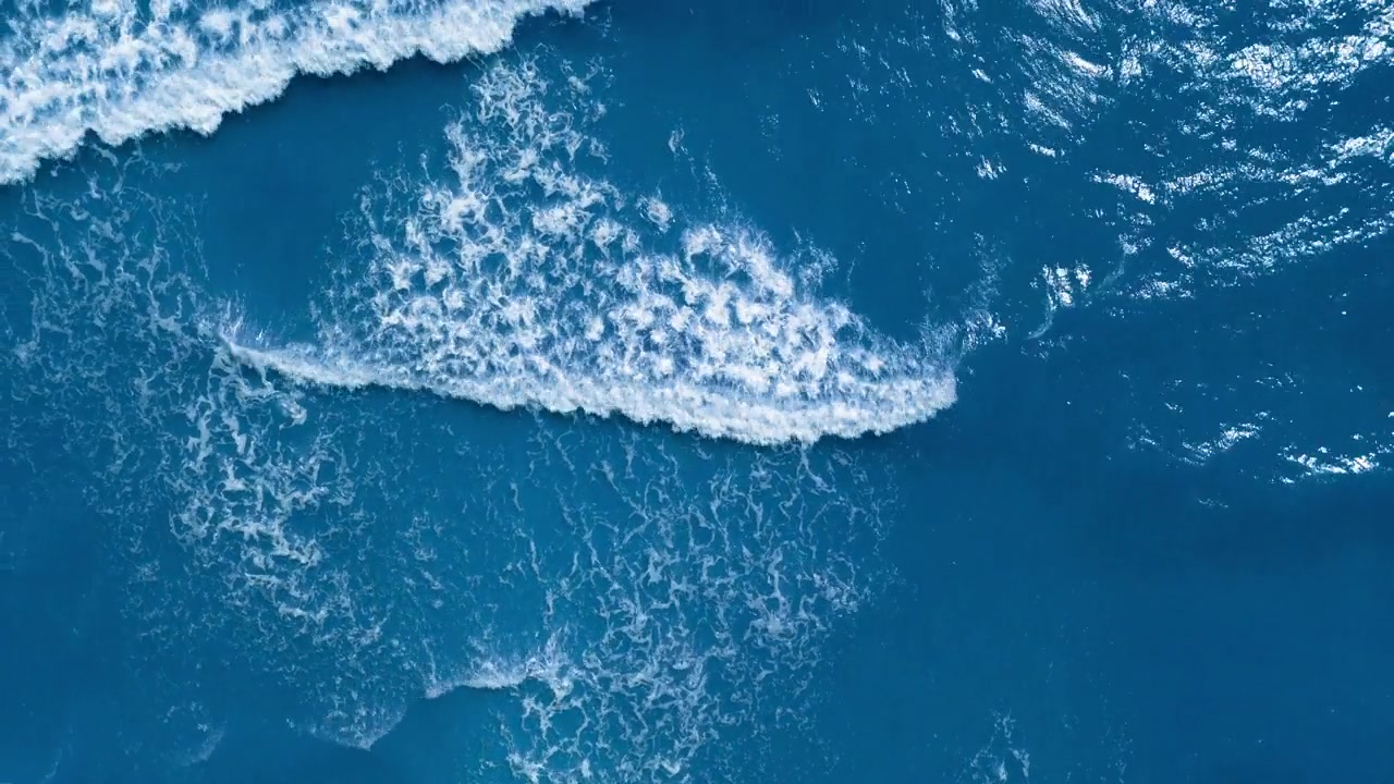 詳情圖-鳥瞰海或海洋與美麗的波浪圖案和海泡沫。在夏天，無盡的海藍(lán)寶石藍(lán)色或藍(lán)綠色海水的景觀。