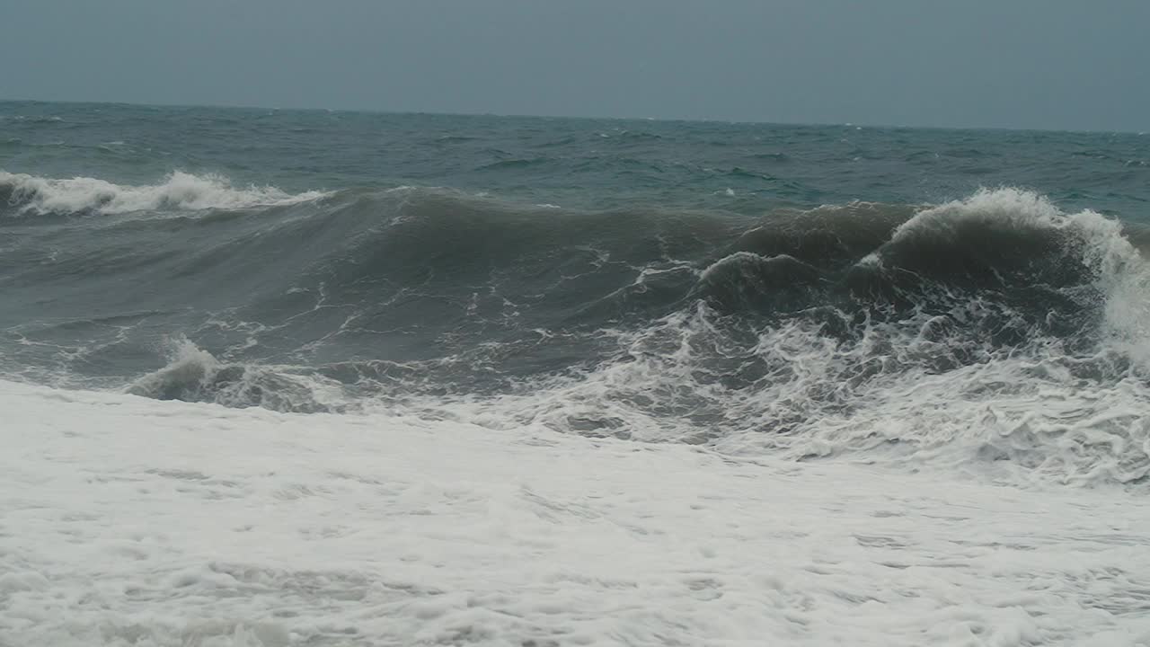 暴风雨中海上的波浪