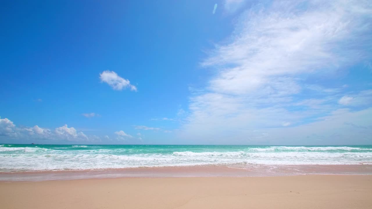 4K美丽的热带海滩，蓝天白云。热带海滩与海浪冲击空海滩。安达曼普吉岛海滩泰国。