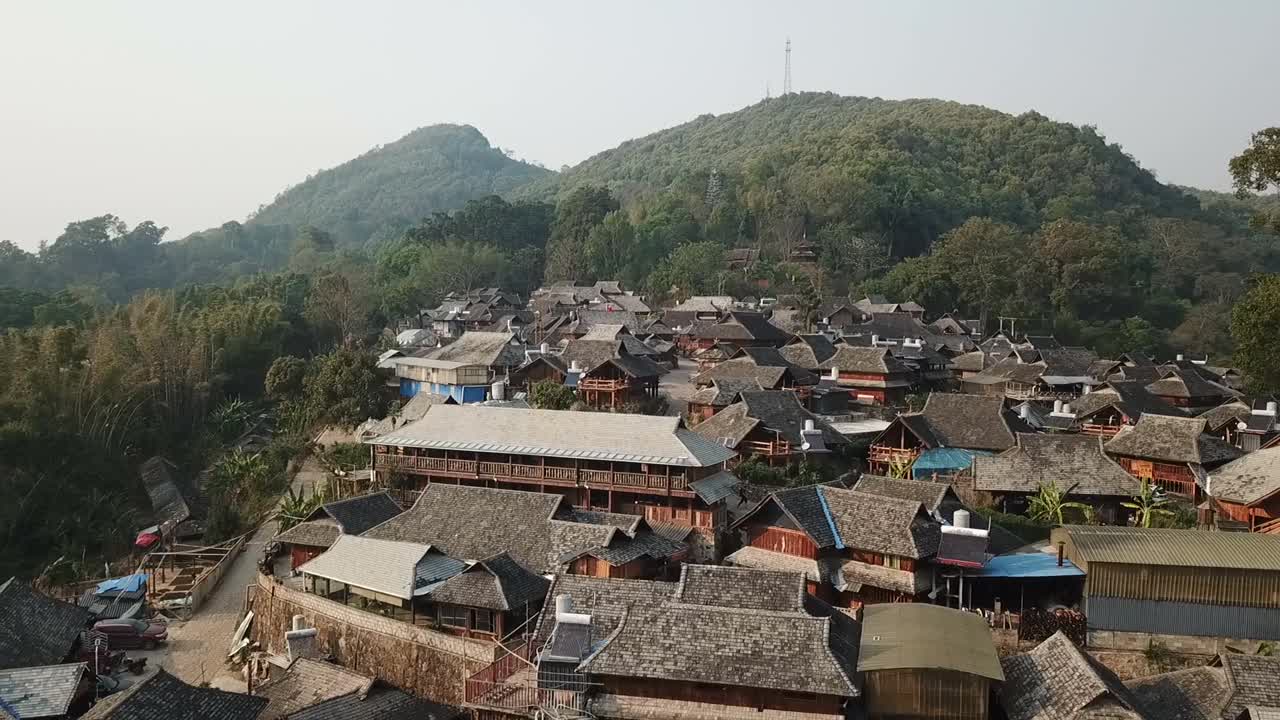 云南中国少数民族传统历史村鸟瞰图。