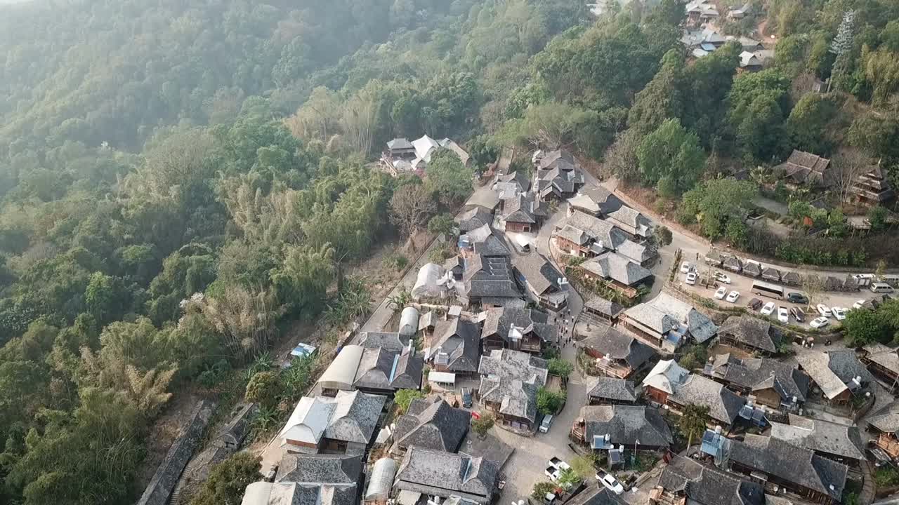 云南中国少数民族传统历史村鸟瞰图。