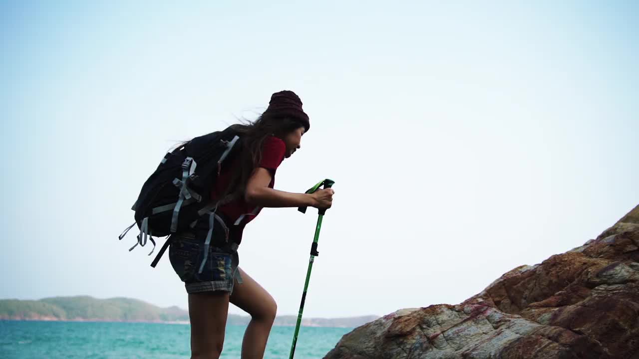 亞洲女子爬山。