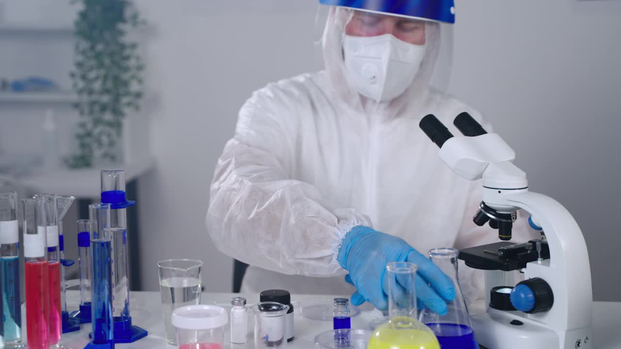 病毒学家正在微生物实验室处理危险试剂