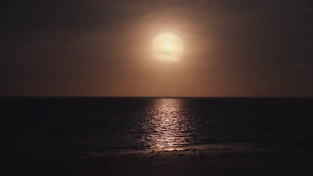 满月在平静的海面上