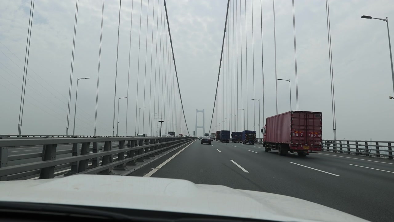 详情图-行驶在南沙公路桥上