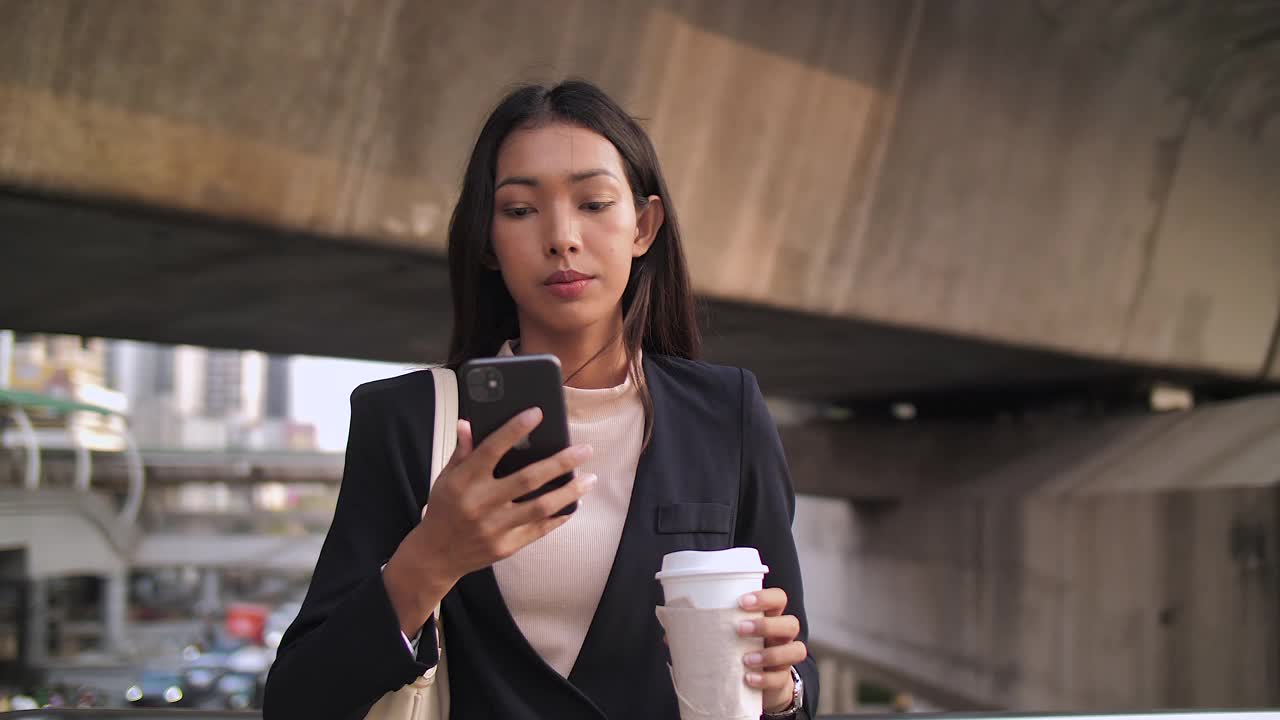 女商人手里拿着咖啡去上班