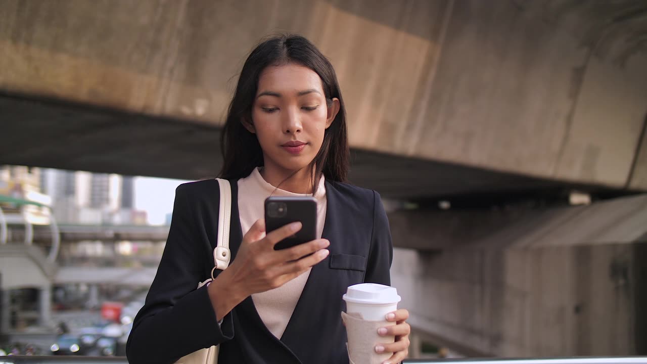 詳情圖-女商人手里拿著咖啡去上班