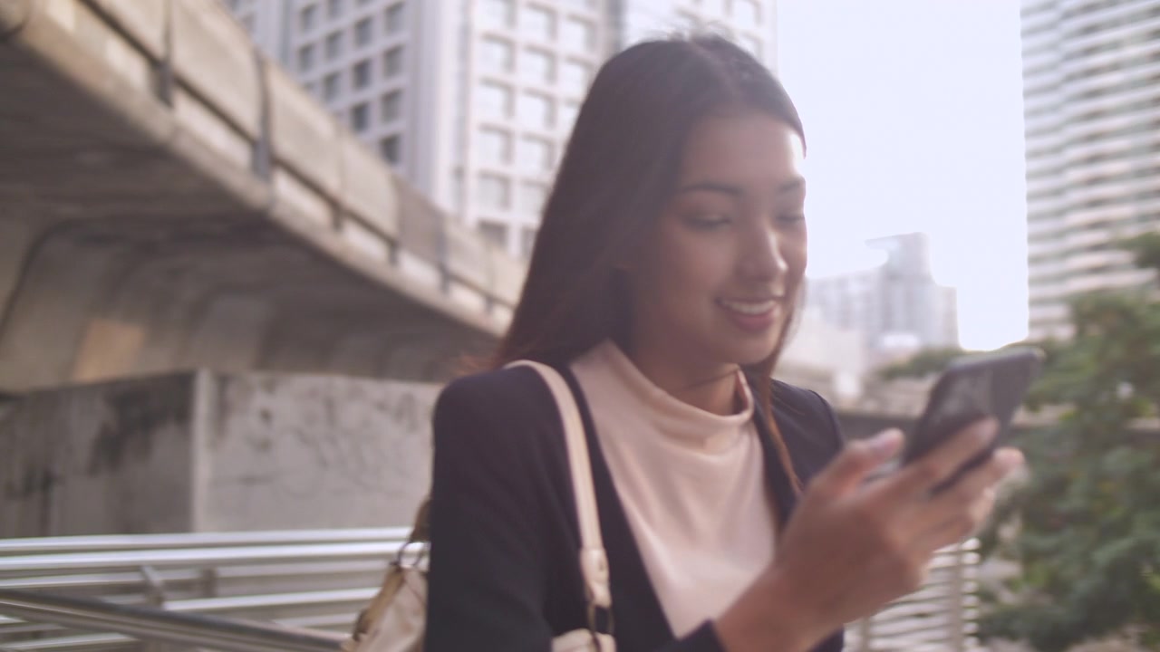詳情圖-女商人手里拿著咖啡去上班