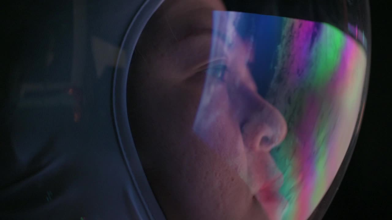 亚洲华裔女宇航员通过太空飞船的屏幕看地球