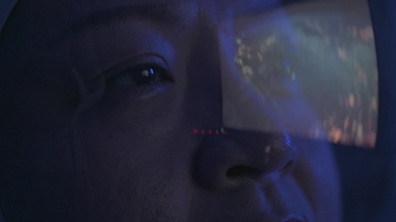 亚洲华裔女宇航员从太空飞船上透过窗户看地球