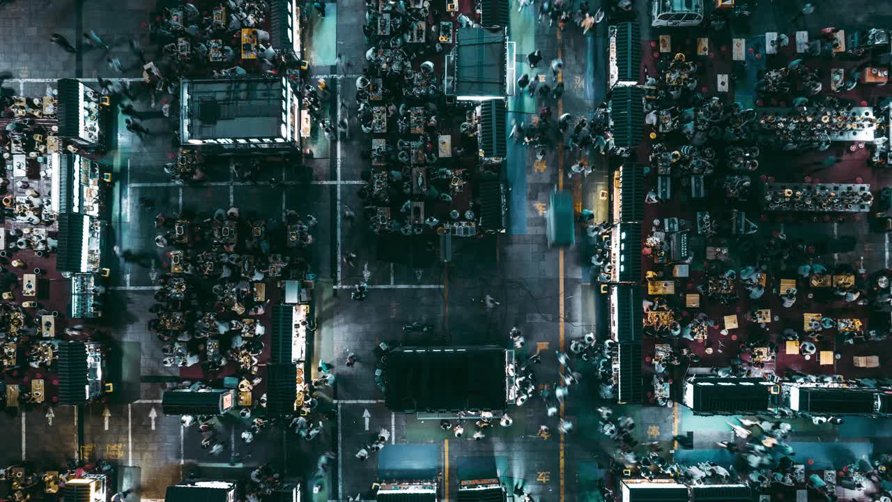 T/L无人机视角夜市和人群