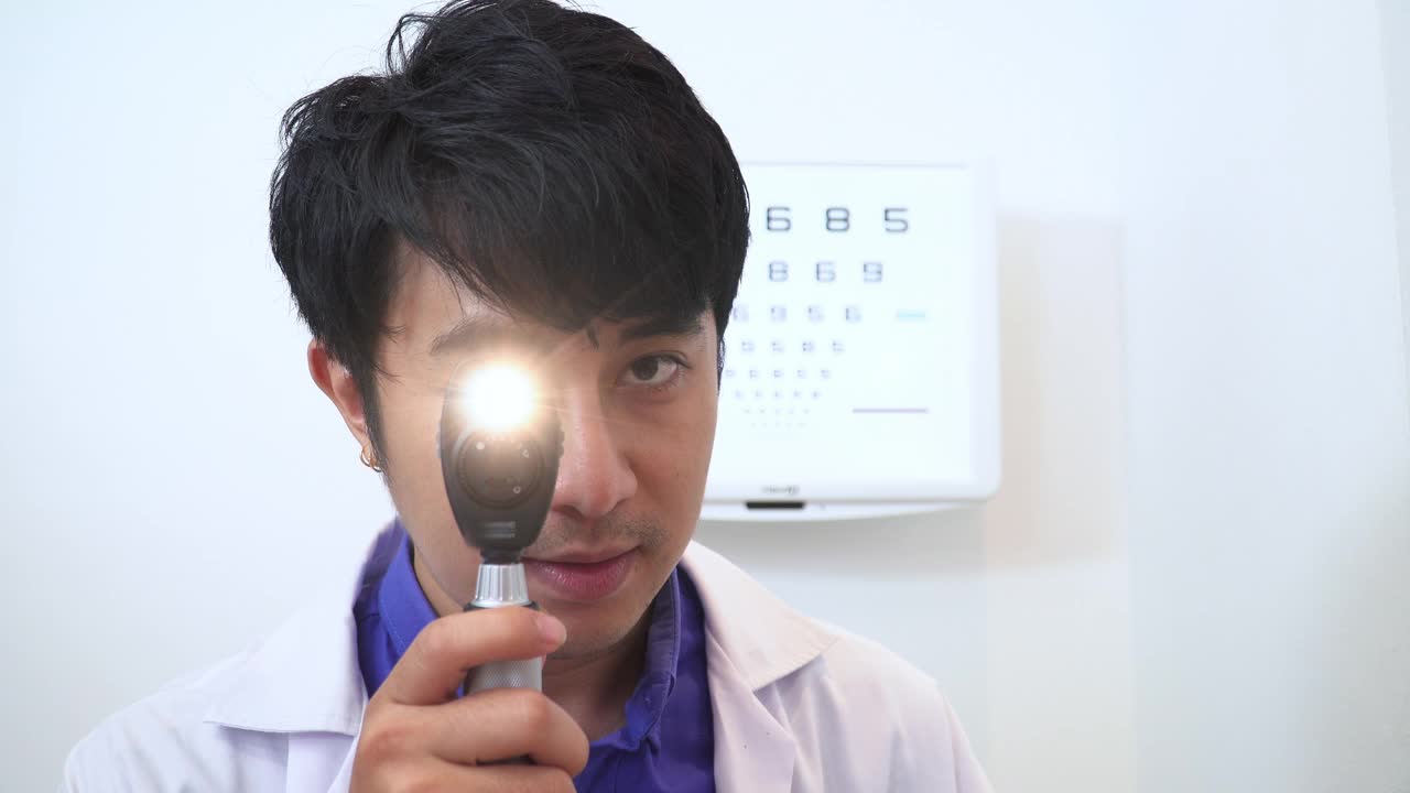 患者客户的观点:服务与视网膜检查，以测试视力情况，视力测试前阅读视力表，斯耐伦图表，并与感觉积极的情绪，幸福