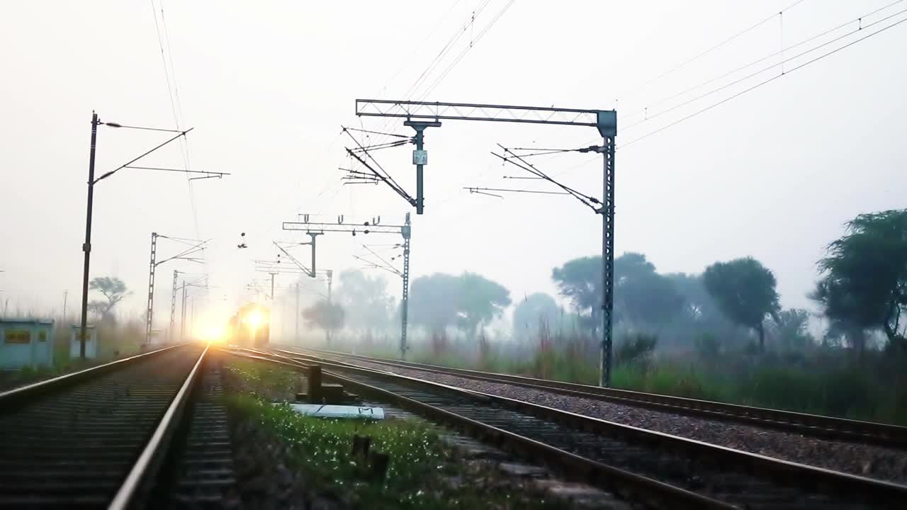 经过火车站的货车