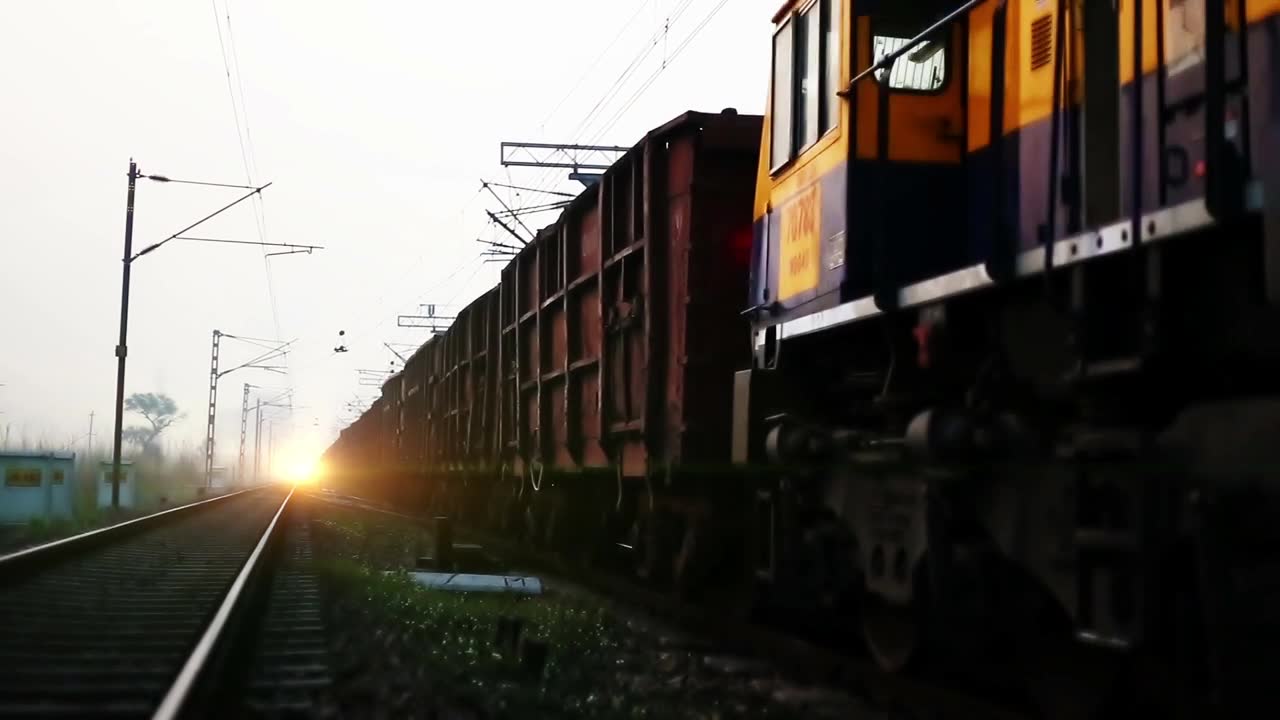 详情图-经过火车站的货车