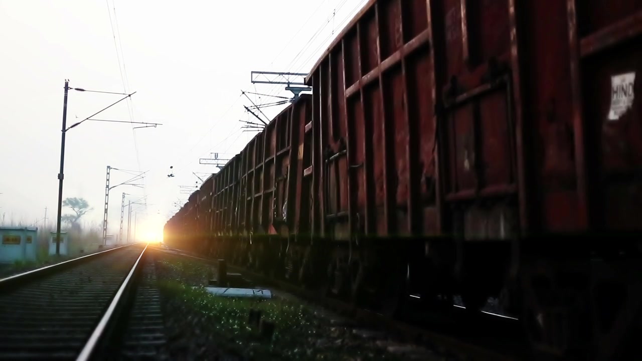 详情图-经过火车站的货车