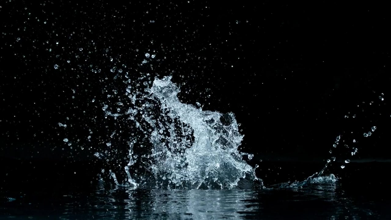 詳情圖-超級慢的運動水飛濺在黑色背景。
