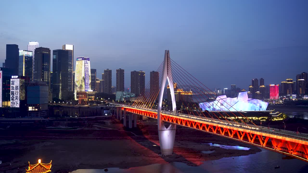 晚上的重庆大桥和大剧院。