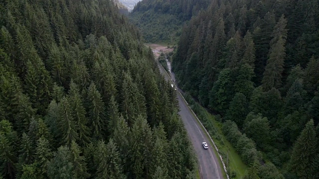 詳情圖-在喀爾巴阡山脈的山路上行駛的公共汽車(chē)