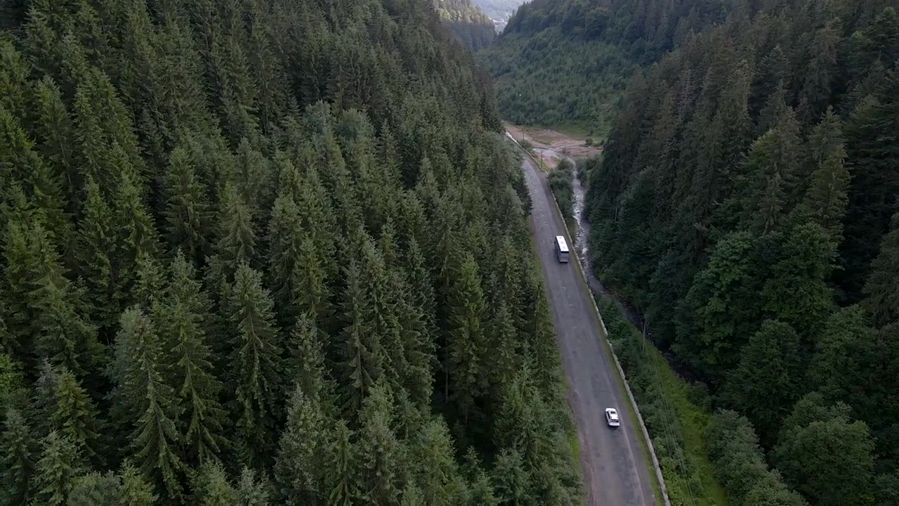 詳情圖-在喀爾巴阡山脈的山路上行駛的公共汽車(chē)