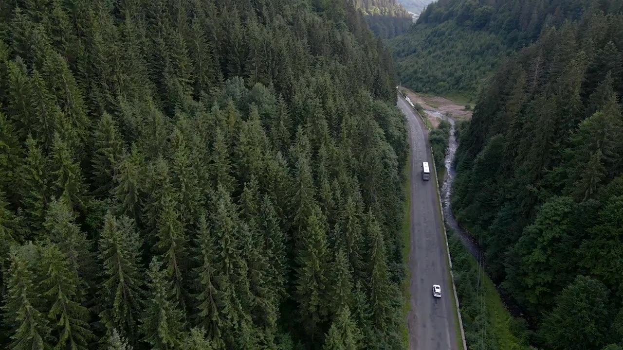 詳情圖-在喀爾巴阡山脈的山路上行駛的公共汽車(chē)
