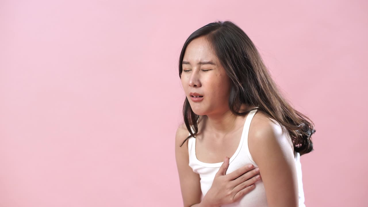 详情图-亚洲妇女感到剧烈疼痛，害怕心脏病发作