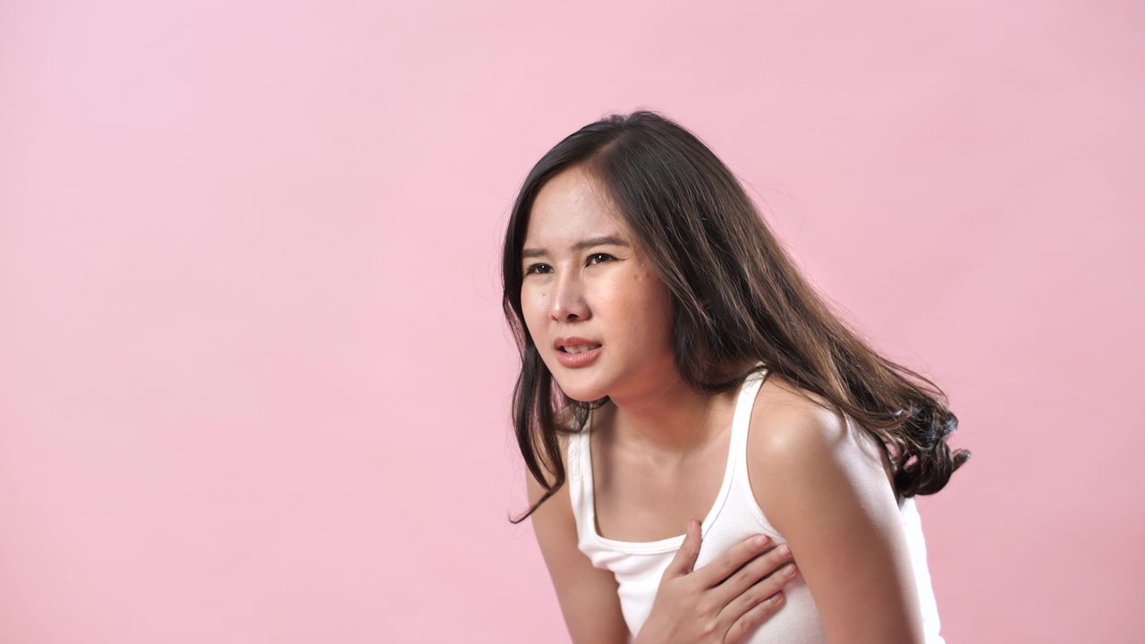 详情图-亚洲妇女感到剧烈疼痛，害怕心脏病发作