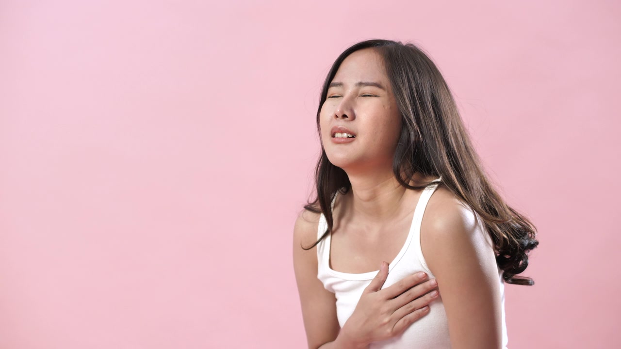 详情图-亚洲妇女感到剧烈疼痛，害怕心脏病发作
