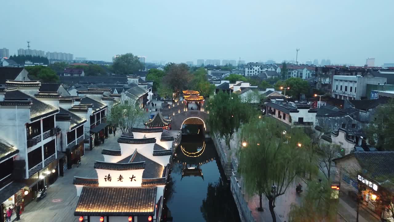乌镇是中国浙江省的一个著名小镇。